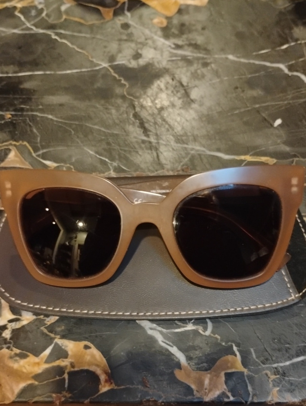Stylish Brown Women's Sunglasses with Dark Lenses